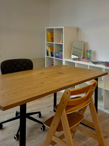Tisch und Utensilien im Behandlungsraum von Romy Georgi. 