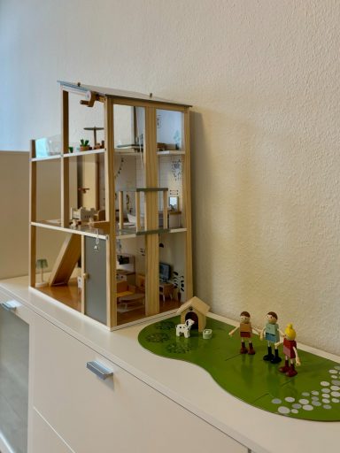 Kleines Puppenhaus im Behandlungszimmer von Anja Zilly.