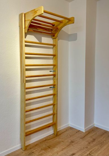 Sprossenwand im Bewegungsraum.