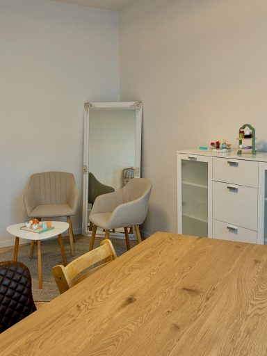 Sitzecke und Tisch im Behandlungszimmer von Anja Zilly.