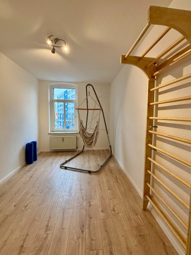 Unser Bewegungsraum mit Sprossenwand, gemütlicher Hängeschaukel und Sportmatten.