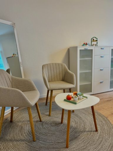 Gemütliche Sitzecke im Behandlungszimmer von Anja Zilly.