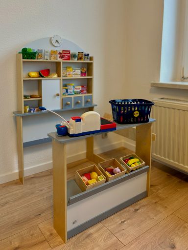 Kleiner Kaufmannsladen im Behandlungszimmer von Romy Georgi.